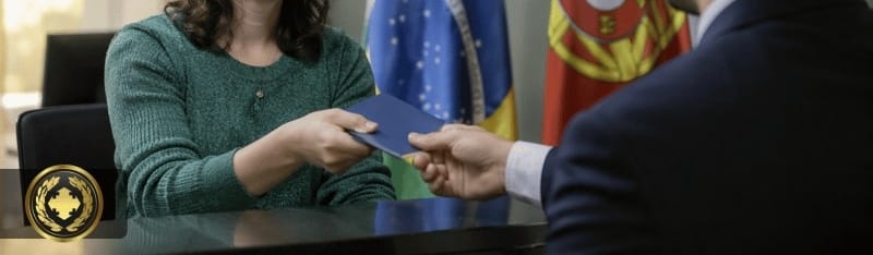 Pessoa recebendo um passaporte em um consulado, com bandeiras do Brasil e de Portugal ao fundo, em um ambiente institucional e acolhedor. A cena transmite formalidade, conquista e expectativa, com iluminação natural e enquadramento realista.