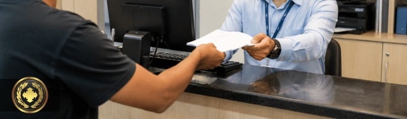 Pessoa entrega um documento a um funcionário de cartório em um balcão de atendimento, em ambiente organizado e profissional, com iluminação suave e expressão de atenção durante o atendimento.