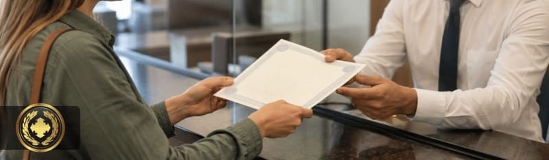 certidão de apontamento de protesto Pessoa recebendo uma certidão no balcão de um cartório, em uma cena realista e institucional, com atendimento cordial e ambiente profissional.